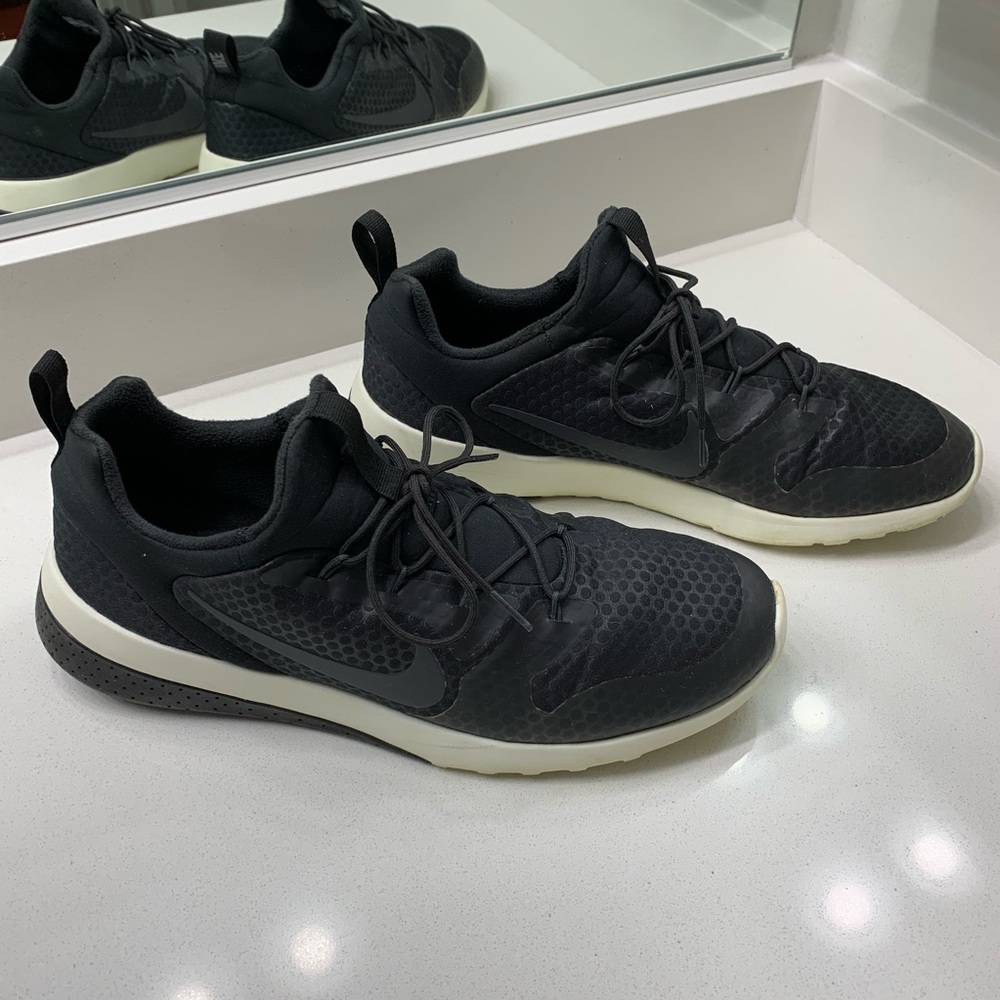 Nike Sport Shoes - Picture 2 of 5